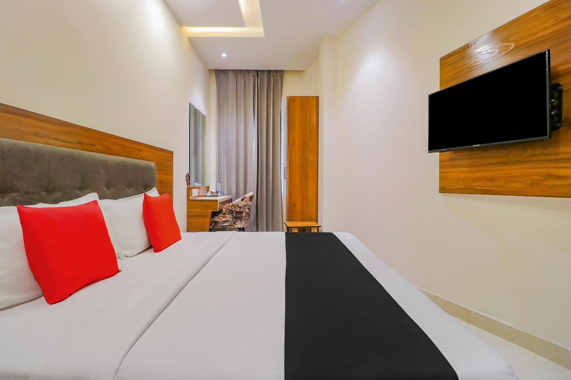 Capital O 81450 Hotel Western Galaxy Amritsar Exterior foto