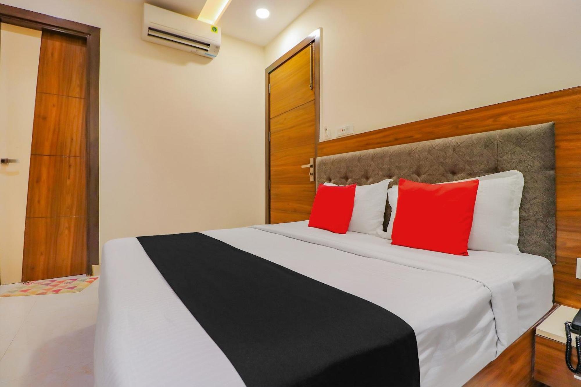 Capital O 81450 Hotel Western Galaxy Amritsar Exterior foto